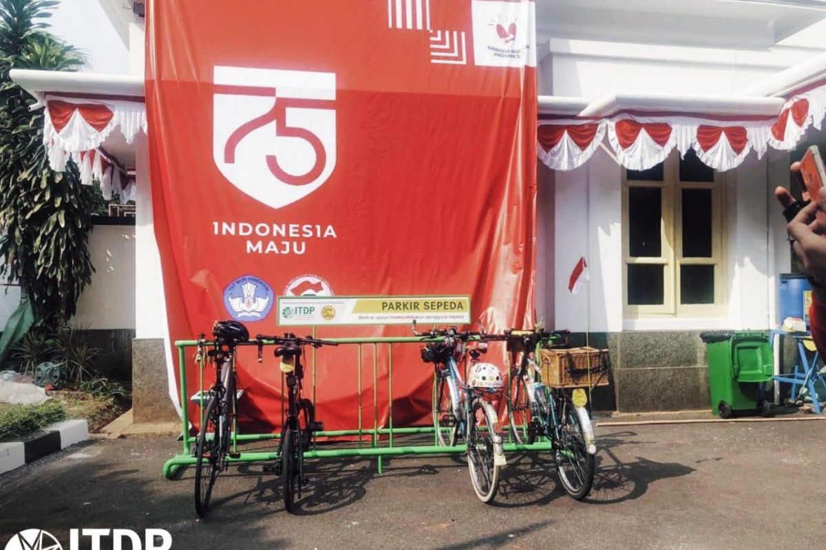 Museum Perumusan Naskah Proklamasi terima bantuan rak parkir sepeda