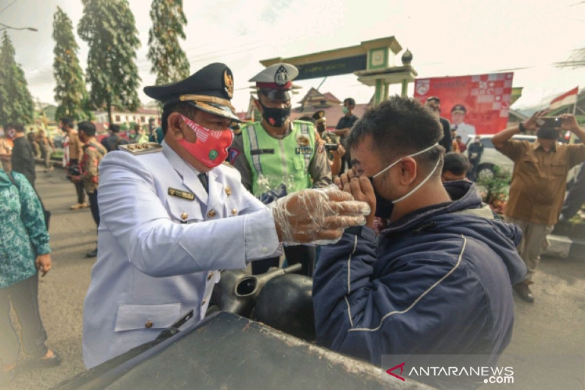 HUT RI ke 75, Wali Kota Padangsidimpuan bagikan masker untuk masyarakat
