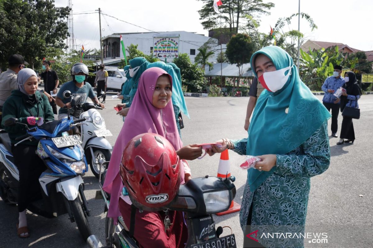 Gebrak masker, TP PKK Siak lakukan di bundaran dan pasar