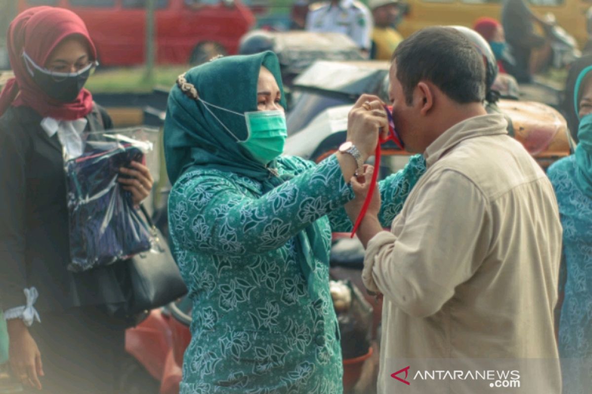Gebrak masker, TP- PKK Kota Padangsidimpuan bagikan untuk masyarakat