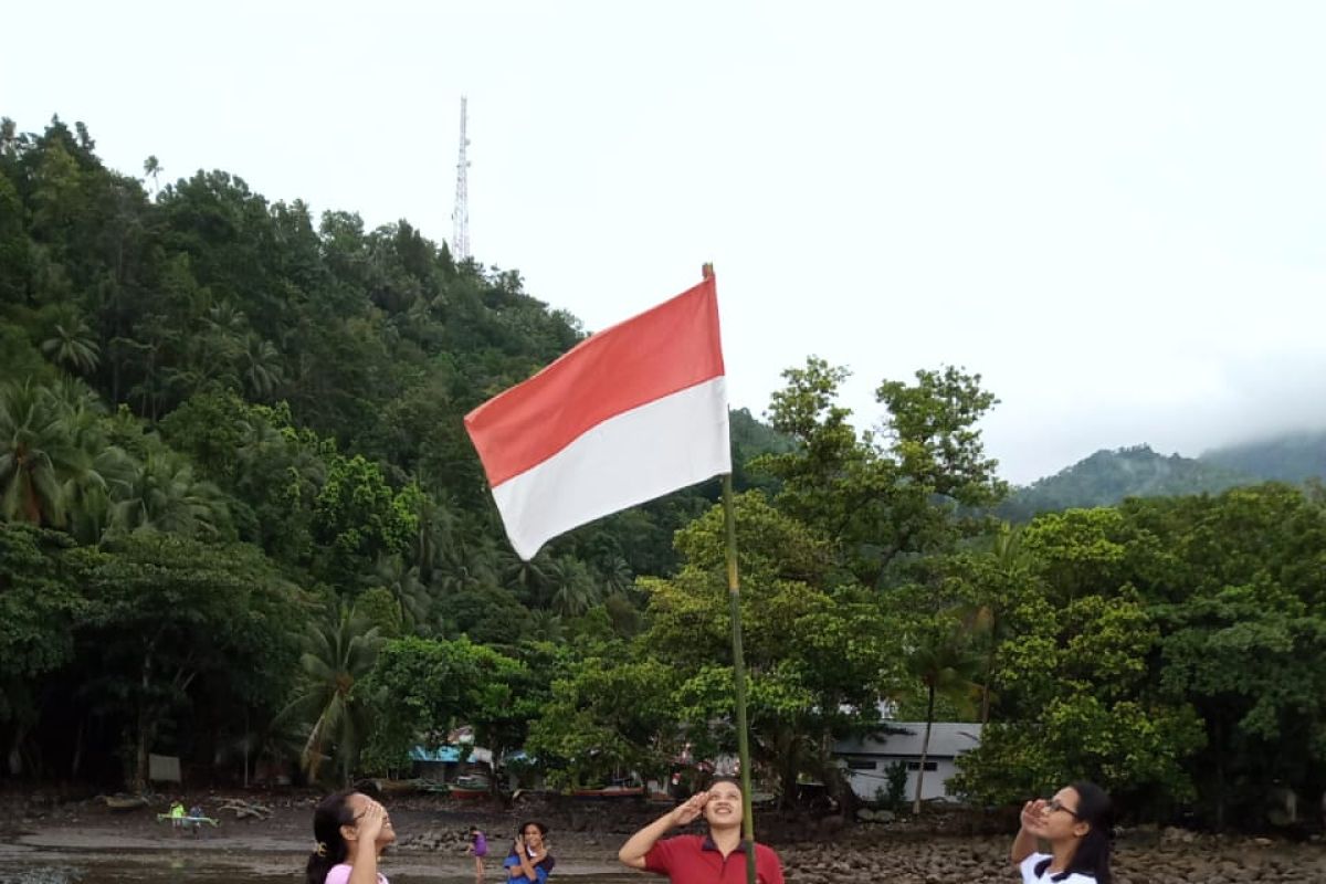 Pemuda di Sangihe kibarkan merah putih di pantai