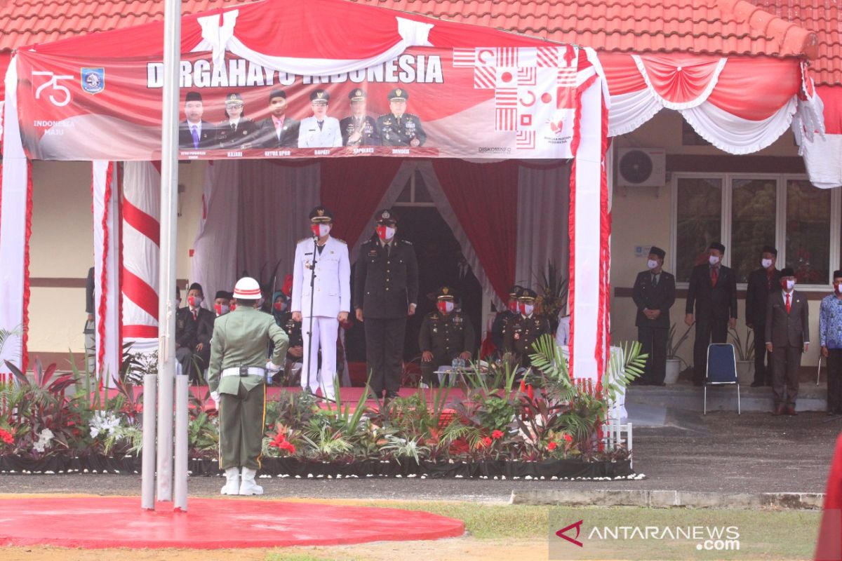 Bupati Bangka Barat pimpin Upacara Pengibaran Bendera