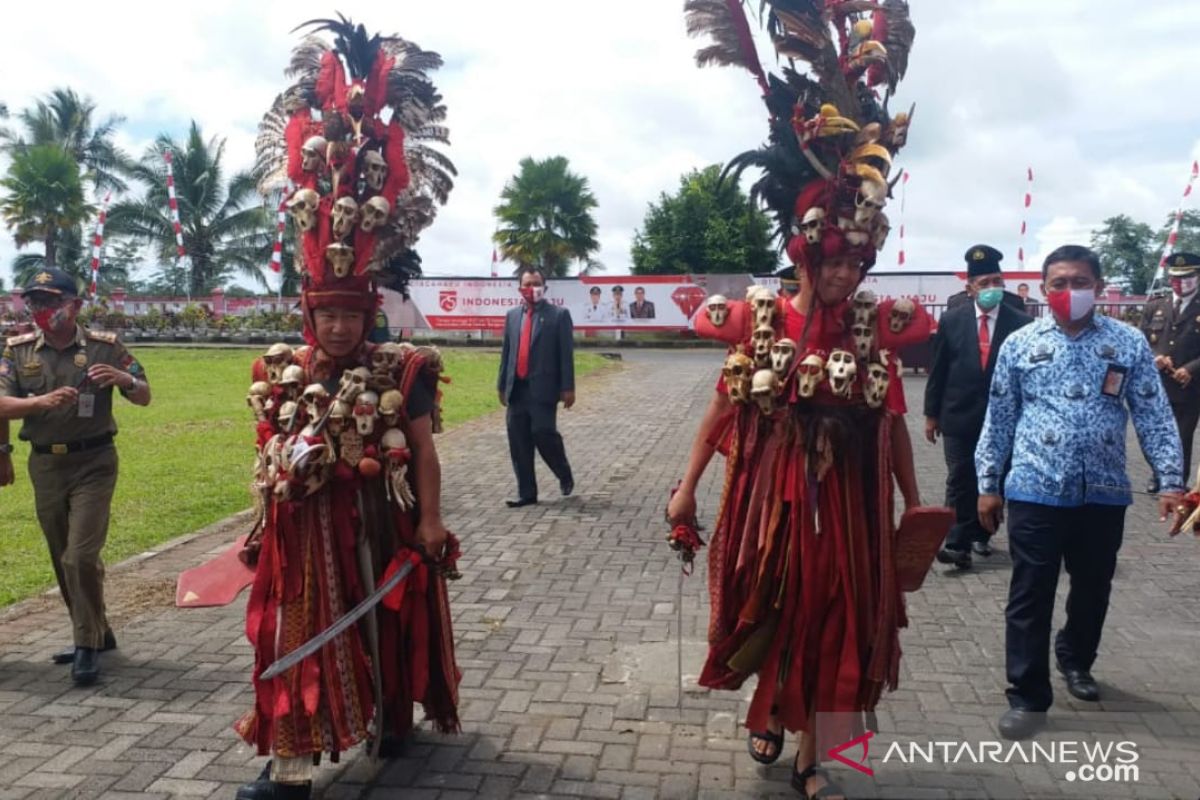 Pakaian perang 'Kabasaran' warnai upacara HUT Kemerdekaan RI di Minahasa Tenggara