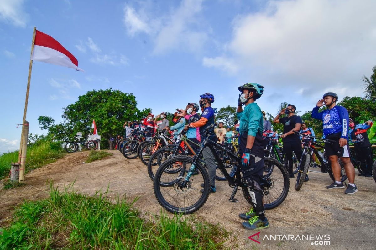 Komunitas sepeda gunung Lombok gelar upacara di atas bukit