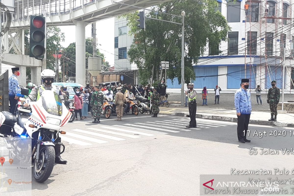 Aparat gabungan hentikan kendaraan di jalan umum untuk heningkan cipta