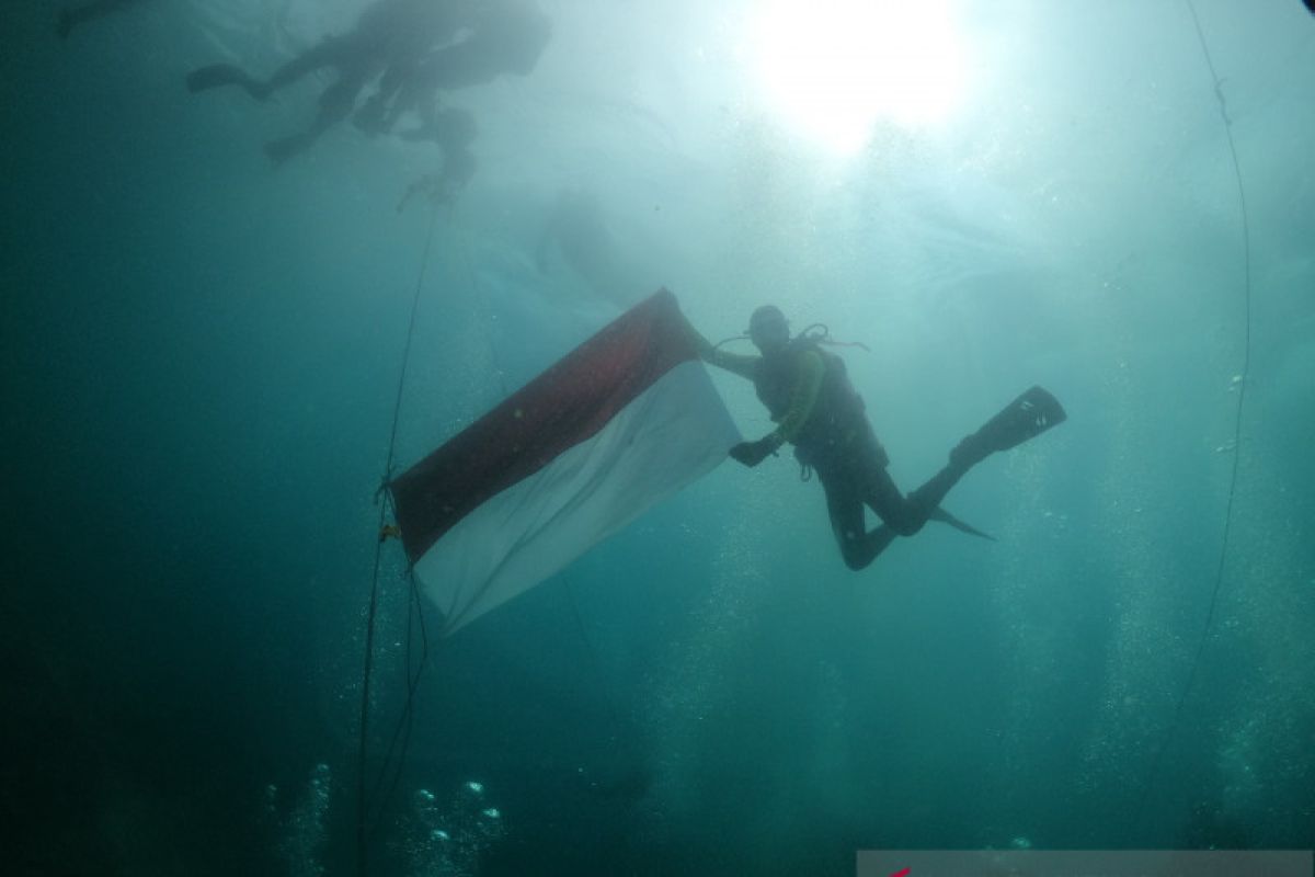 TNI AL kibarkan bendera Merah Putih di bawah laut peringati HUT RI