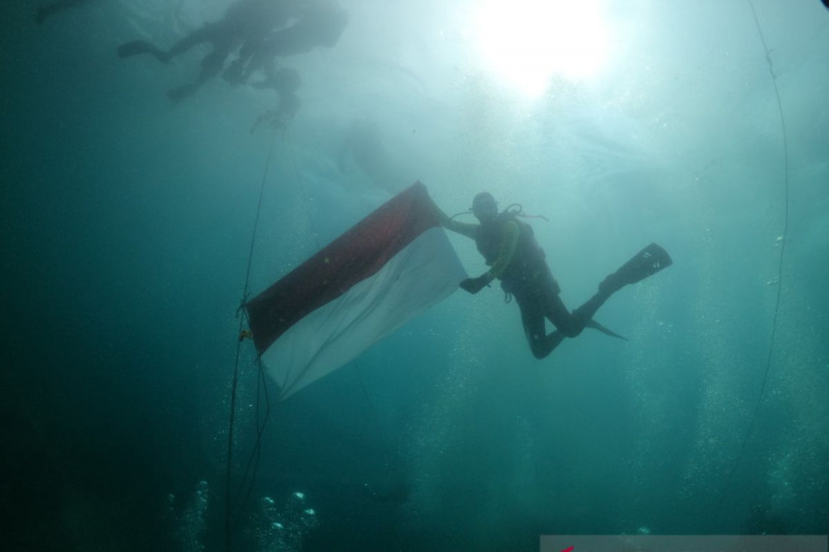 Lanal Banten dan POSSI Cilegon kembali kibarkan Bendera Merah Putih ditengah laut