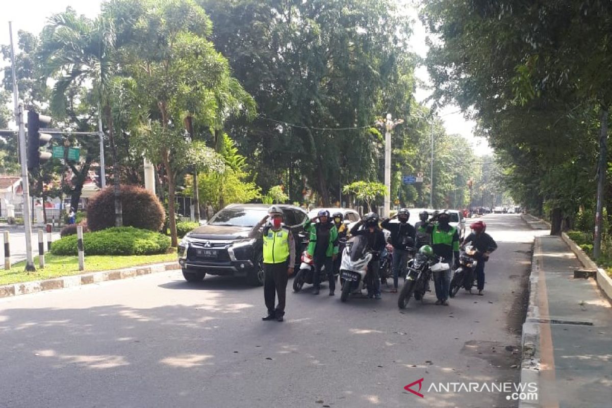 Semua lampu lalu lintas merah saat peringatan Detik-detik Proklamasi