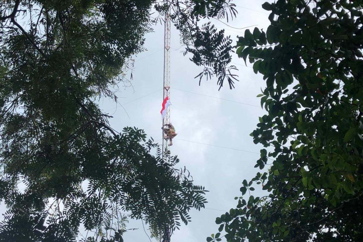 Warga Pulau Belakangpadang panjat menara radio kibarkan bendera