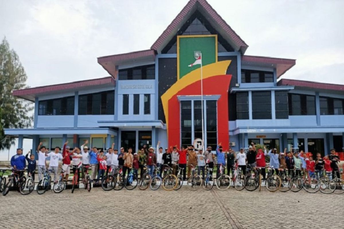 Pemuda Bengkalis gowes 17 kilometer pakai sepeda tua saat HUT RI