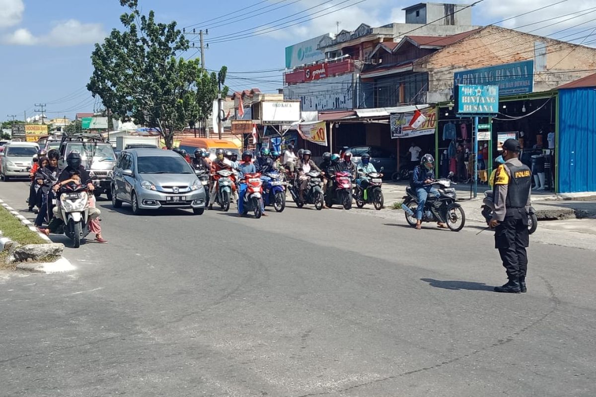 Polisi Pekanbaru hentikan kendaraan di jalan hormati Detik-detik proklamasi RI