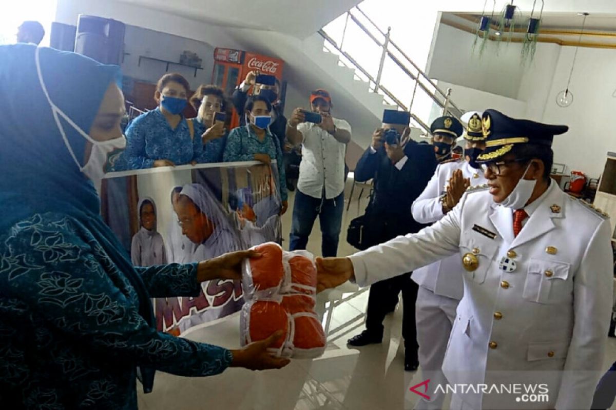 PKK Kabupaten Malra  bagikan 3.000 masker kepada warga Kei Kecil