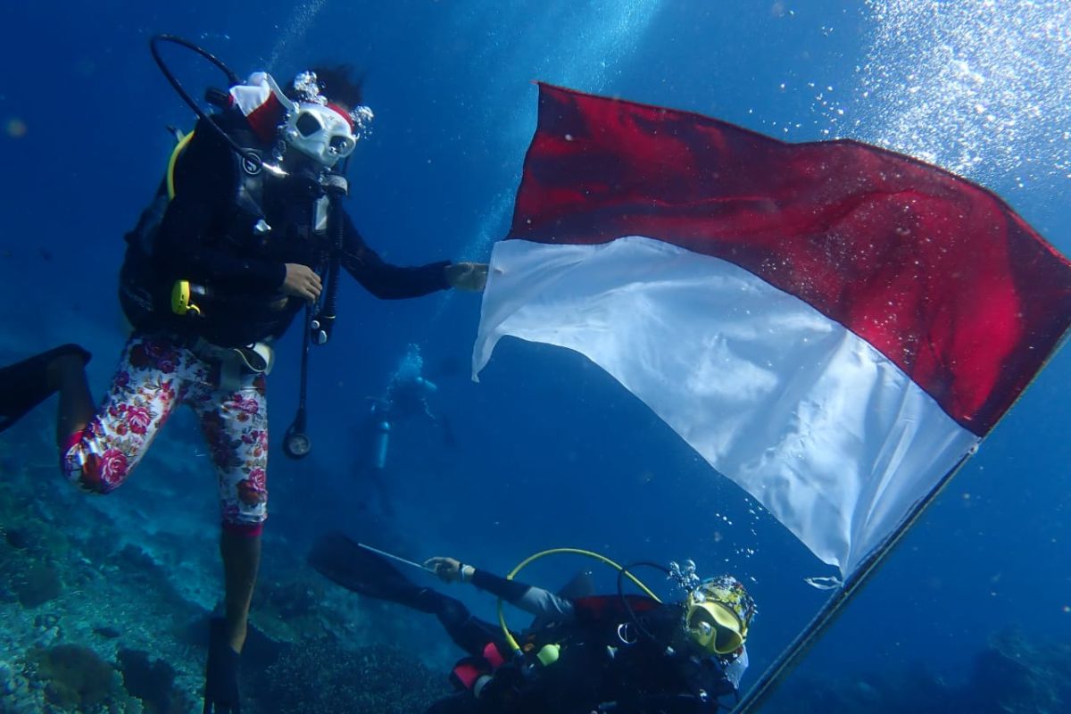 Penyelam wanita di Raja Ampat kibarkan bendera di bawah laut