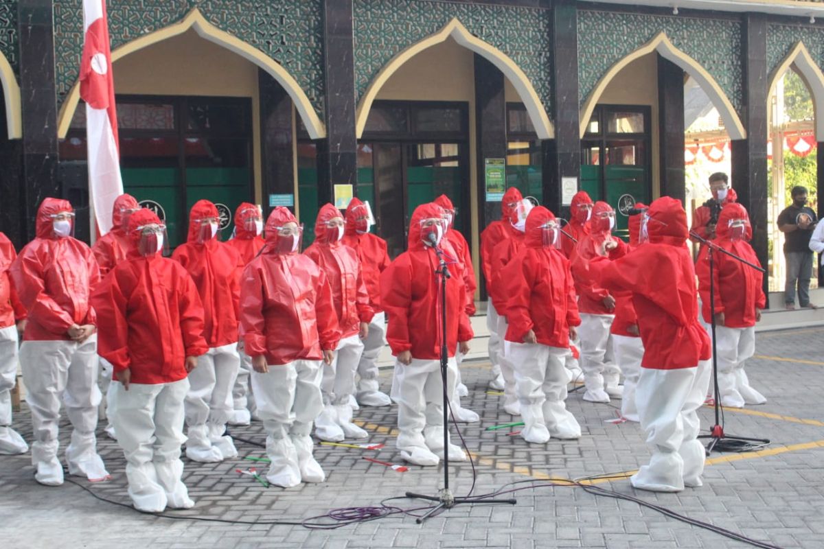 East Java's 135 paramedics wear hazmat suits at flag-hoisting ceremony
