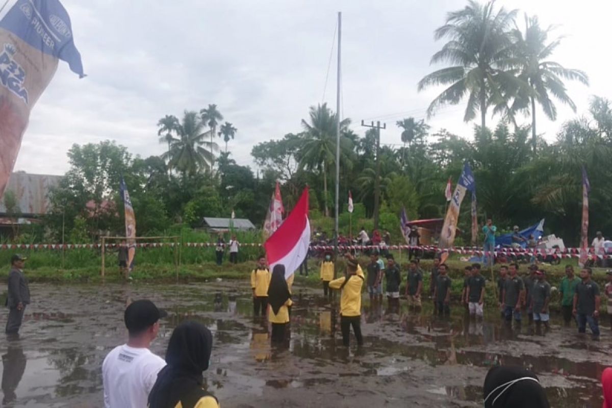 Masyarakat Pujurahayu Pasaman Barat upacara bendera di tengah sawah