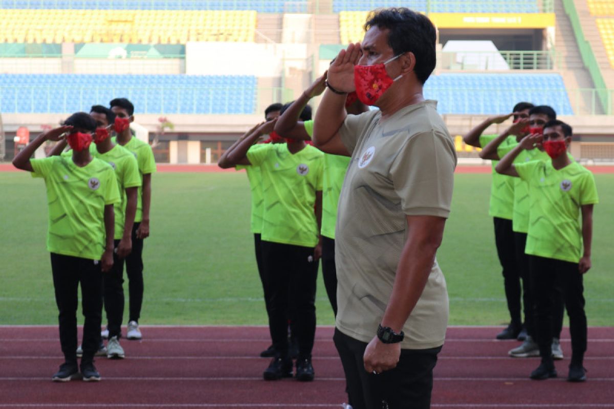 Timnas U-16 adakan upacara HUT ke-75 Kemerdekaan RI di stadion