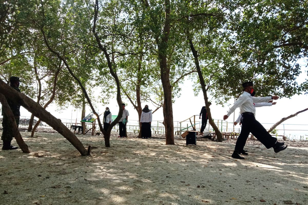 Desa Margasari gelar upacara HUT Kemerdekaan di hutan mangrove