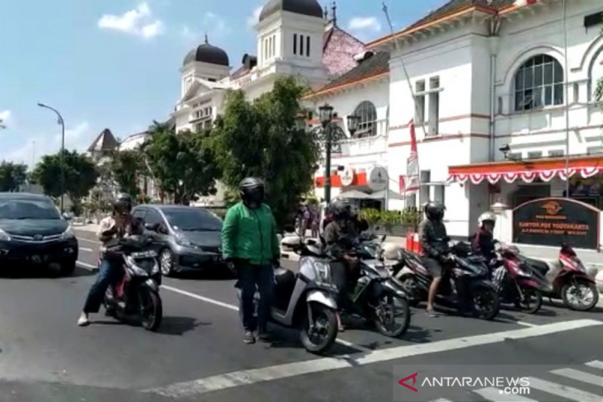 Pengendara di Titik Nol Yogyakarta berhenti saat detik-detik Proklamasi