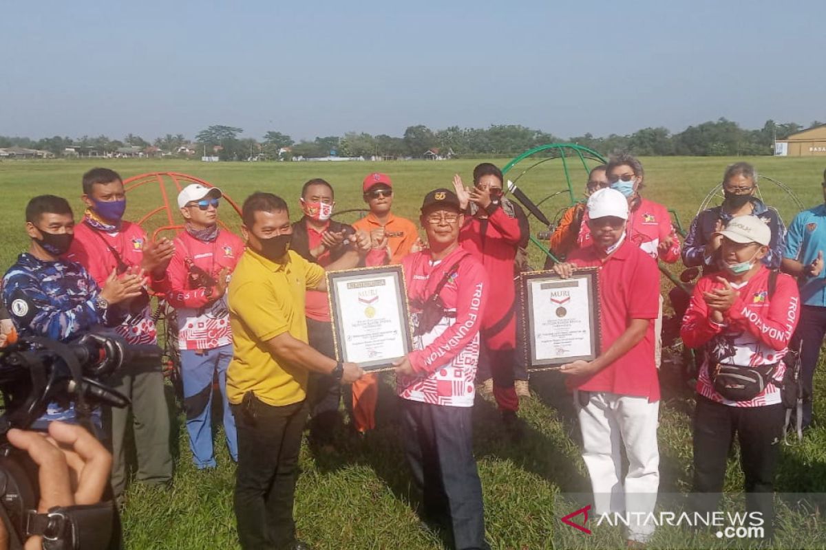 Pengibaran bendera  merah putih tertinggi di Lanud ATS pecahkan rekor MURI (video)