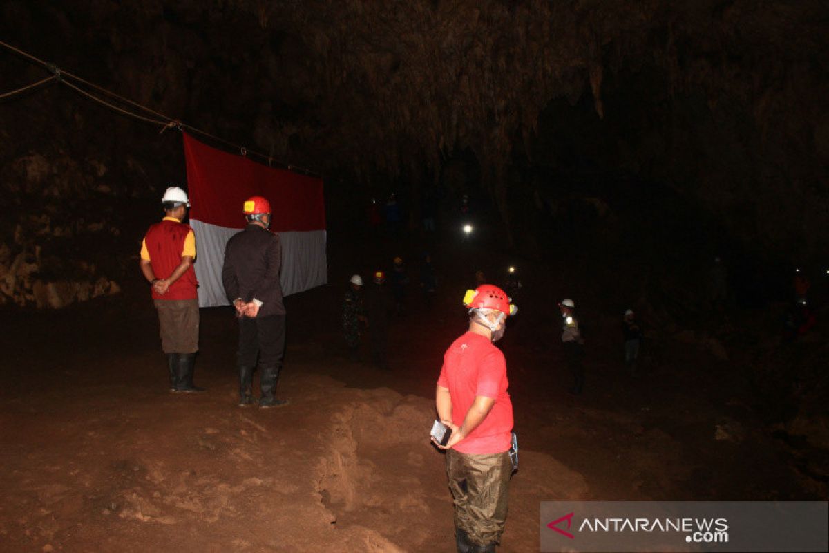 Pelaku wisata di Gunung Kidul menggelar upacara HUT RI di Gua Jlamprong