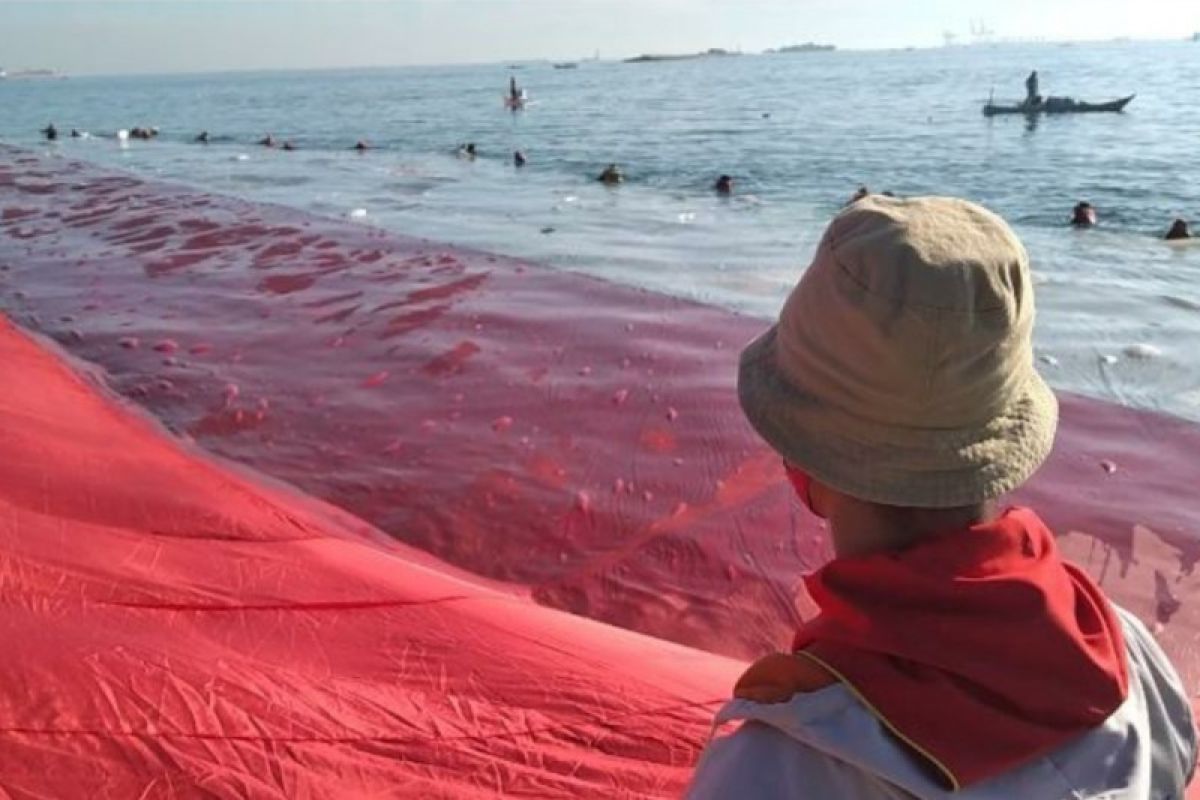 Aktivis lingkungan-Mapala bentangkan bendera merah putih 63 meter di laut