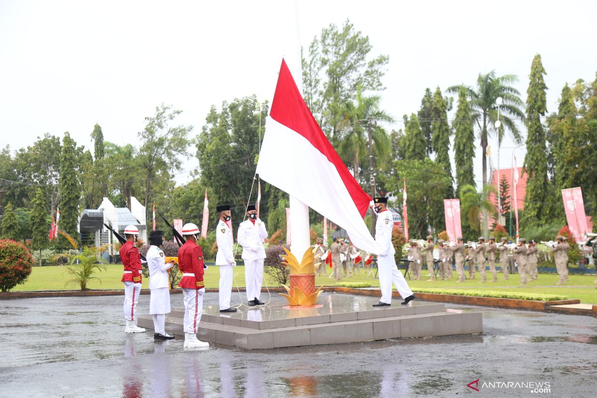 Diiringi guyuran hujan deras, upacara Hari Kemerdekaan ke-75 RI tetap hikmat