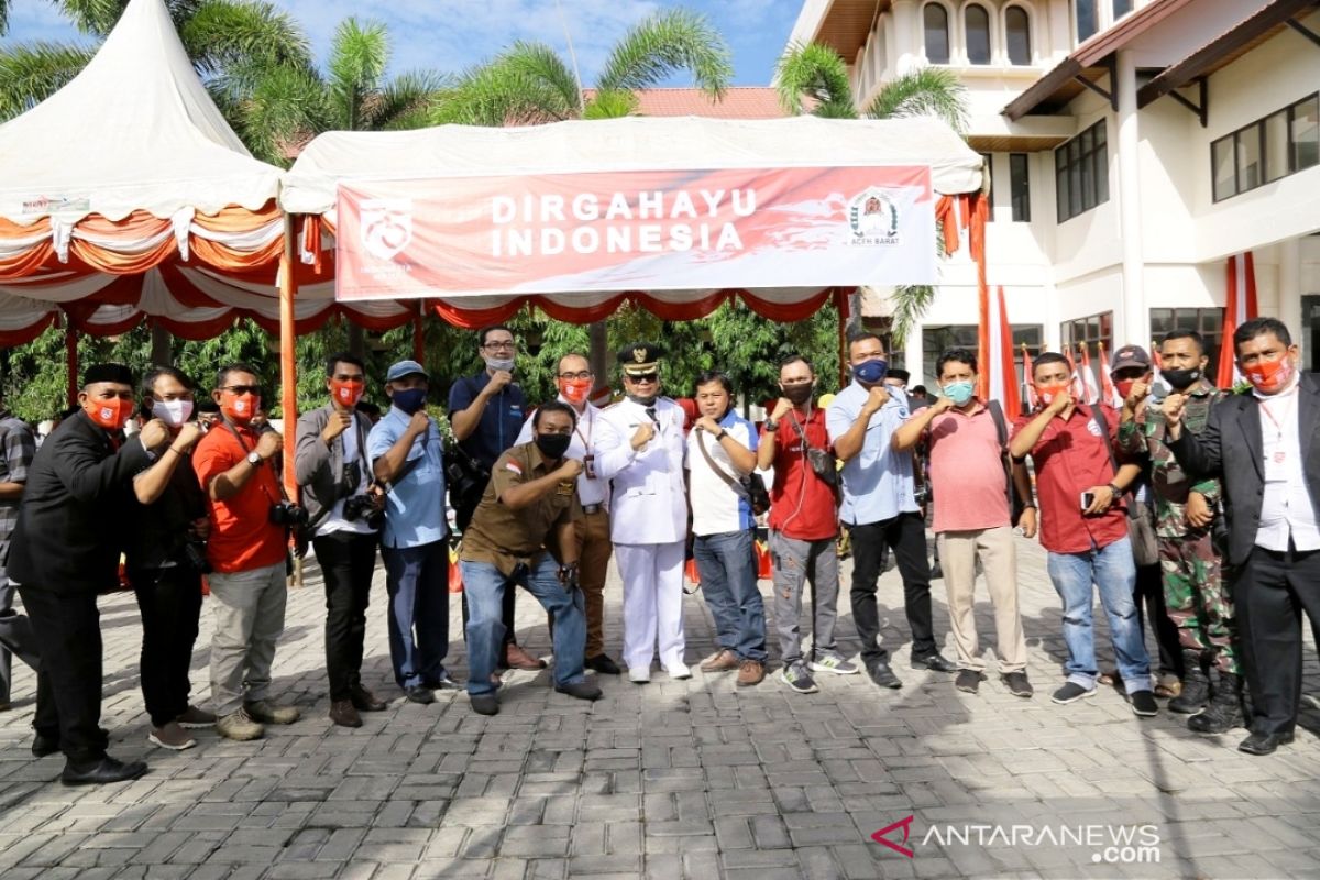 Bupati Aceh Barat berswafoto bersama wartawan saat Hari Kemerdekaan