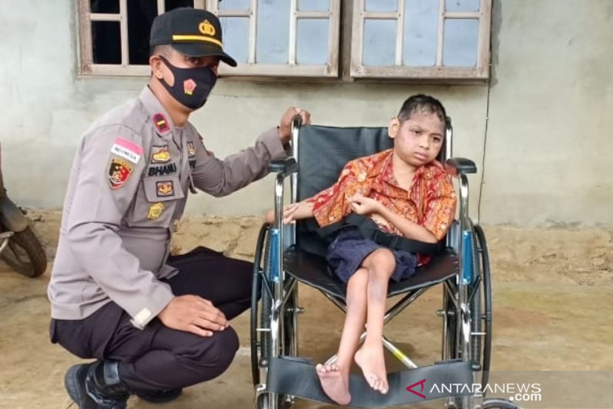 Polsek Sangau Ledo beri bantuan kursi roda ke warga yang membutuhkan