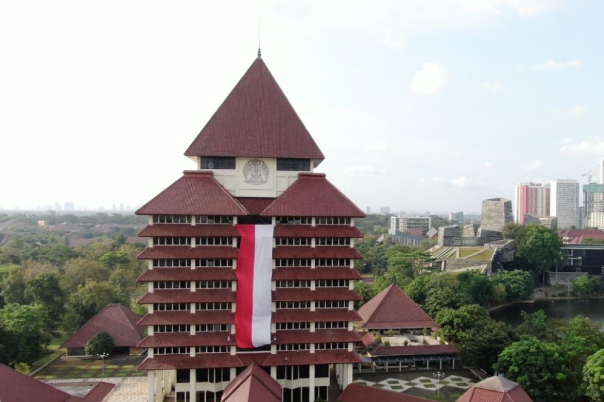 UI bentangkan kain merah putih raksasa di Gedung Rektorat