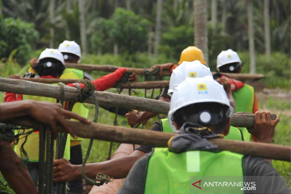 Gubri resmikan delapan desa berlistrik saat HUT RI