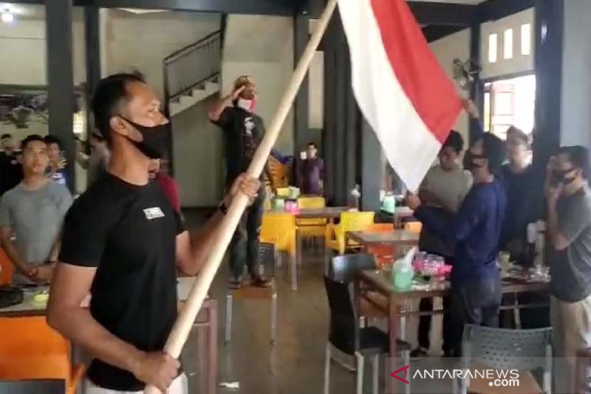 Peringatan detik-detik proklamasi RI di Abdya, lagu Indonesia Raya menggema di warung kopi