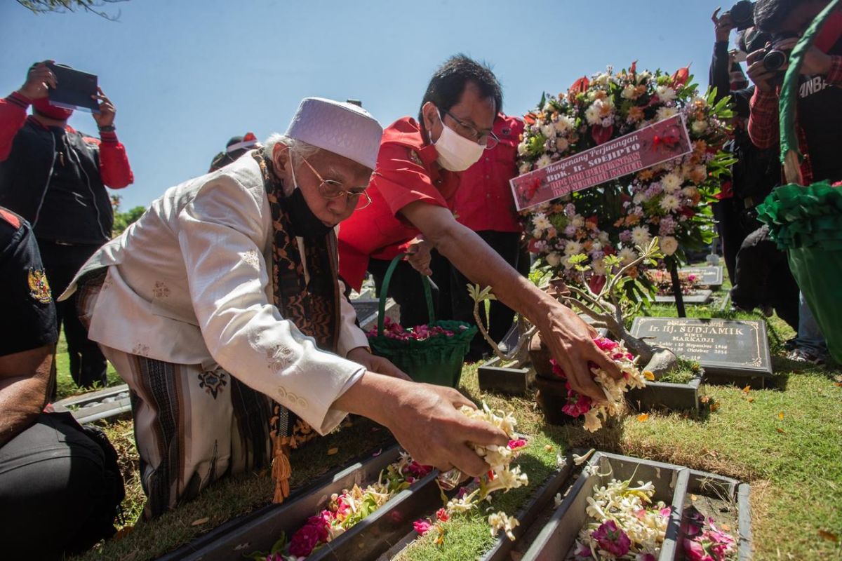PDIP Surabaya peringati HUT ke-75 RI dengan ziarah makam pahlawan