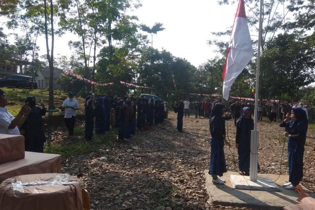 Badui Muslim gelar upacara HUT Kemerdekaan di kaki gunung kendeng