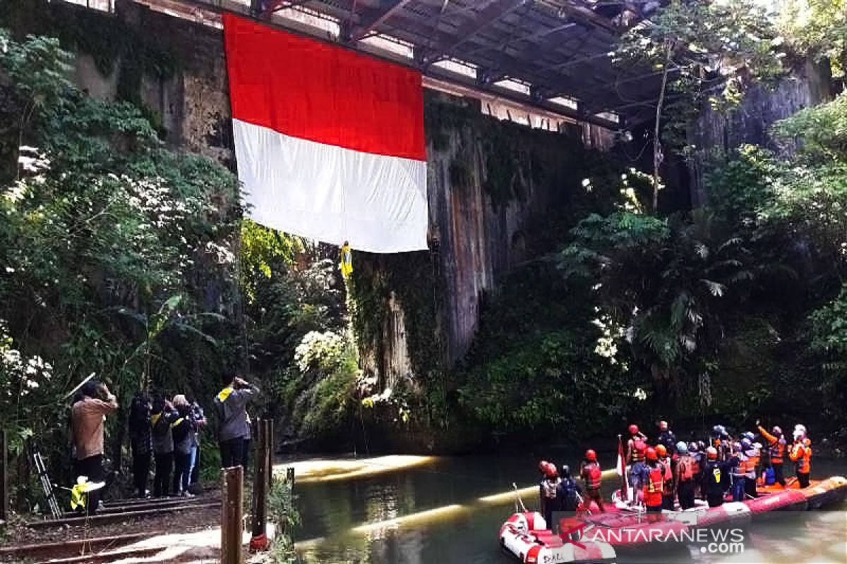 Mahasiswa Untidar kibarkan bendera ukuran besar di Jembatan Blondo