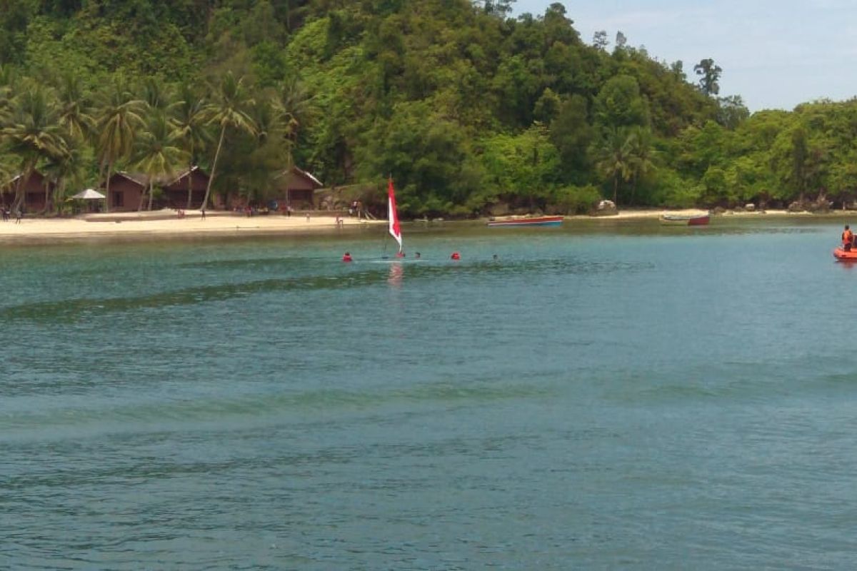 Pengibaran bendera Merah Putih dari bawah laut di Sibolga sukses