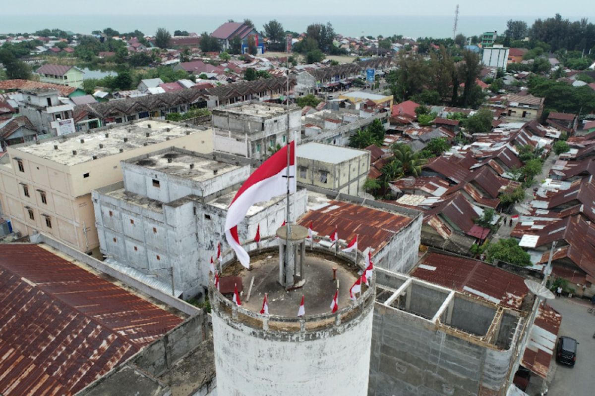 Polisi kibarkan bendera raksasa di menara air peninggalan Belanda