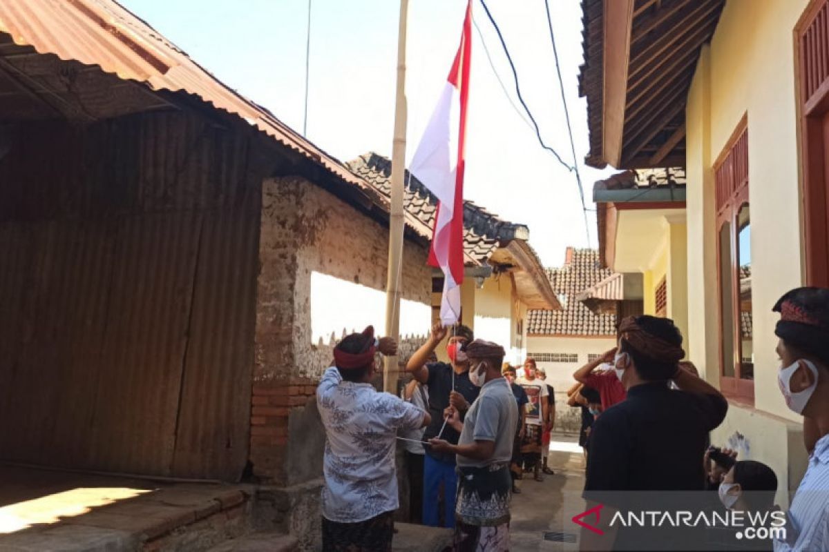 HUT ke-75 RI, Masyarakat  Desa Adat Buleleng kibarkan bendera di rumah ibunda Bung Karno