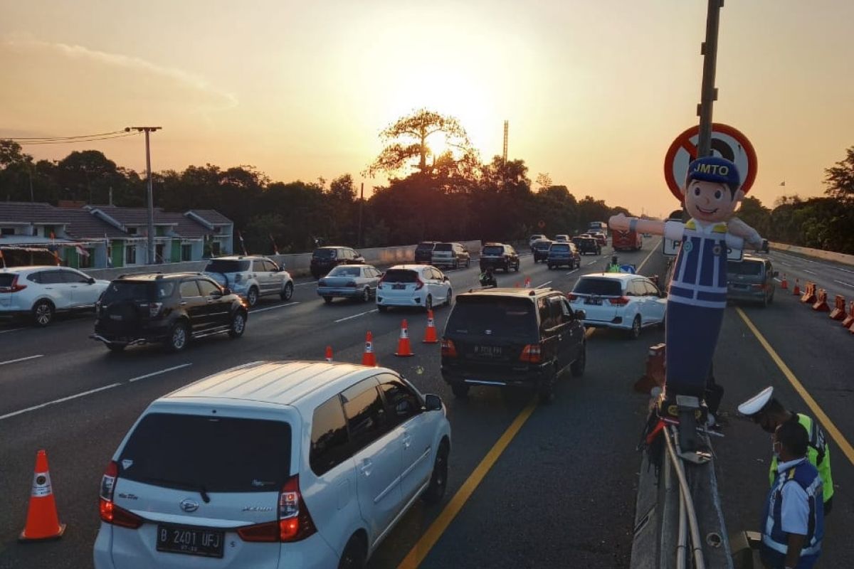 Lalu lintas padat, Jalan Tol Jakarta-Cikampek arah Jakarta diterapkan 