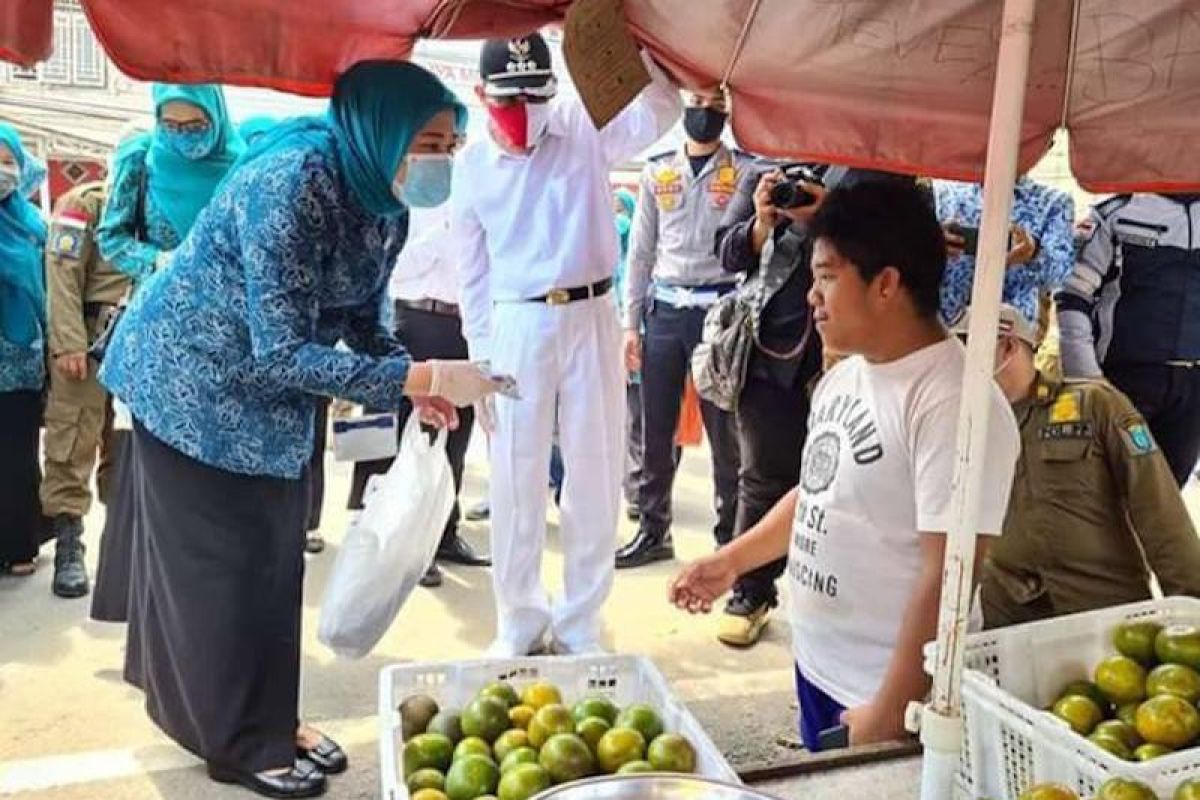 Tim Penggerak PKK OKI keliling pasar lakukan "Gerbrak Masker"