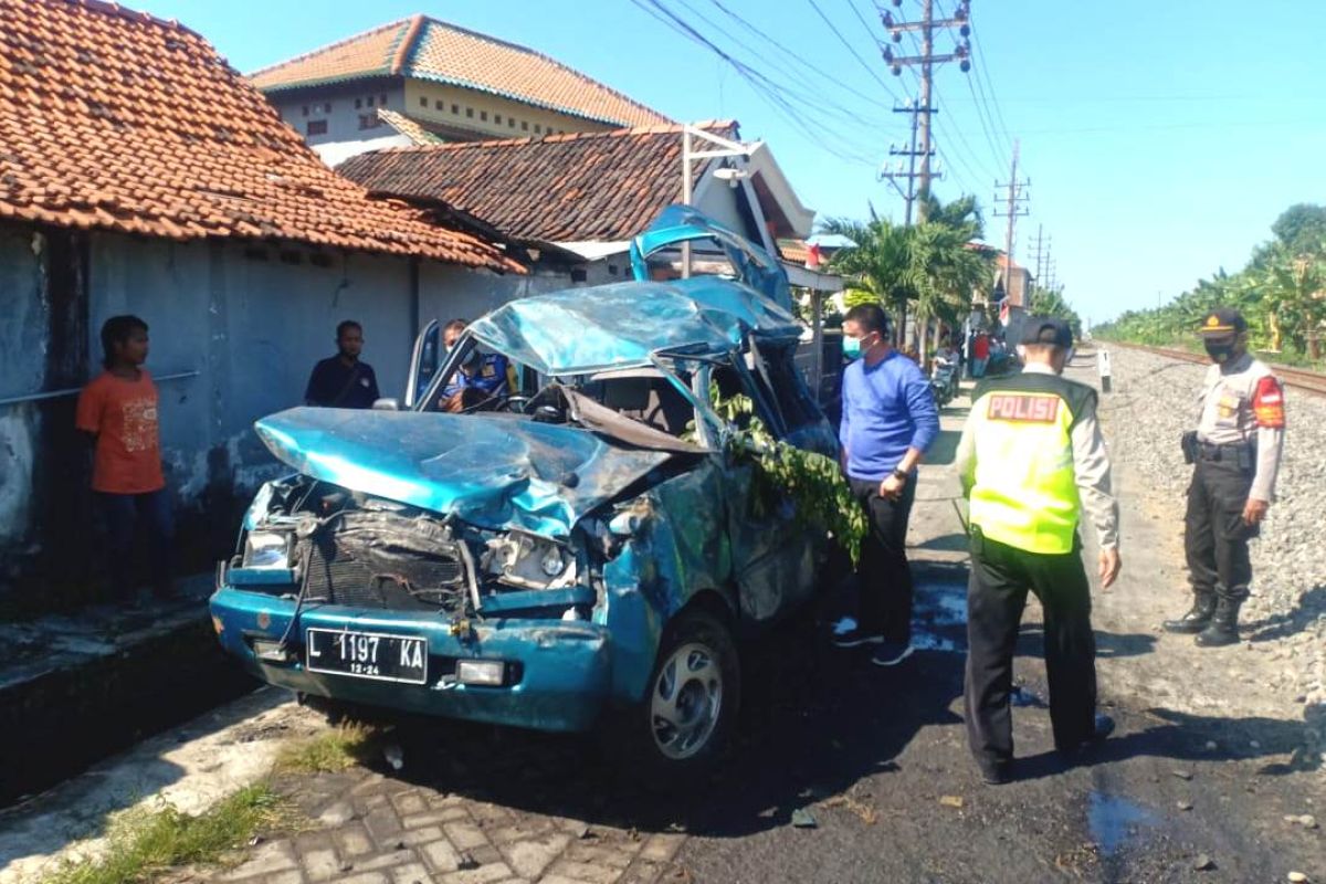 Tiga orang tewas saat mobil kijang tertabrak kereta api di Sidoarjo