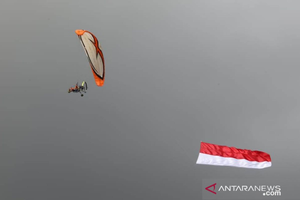 HUT Ke-75 RI, Paramotor kibarkan Merah Putih di udara Gianyar