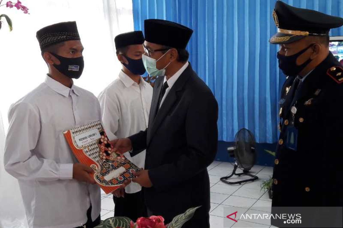 2 napi Rutan Temanggung bebas setelah dapat remisi HUT RI