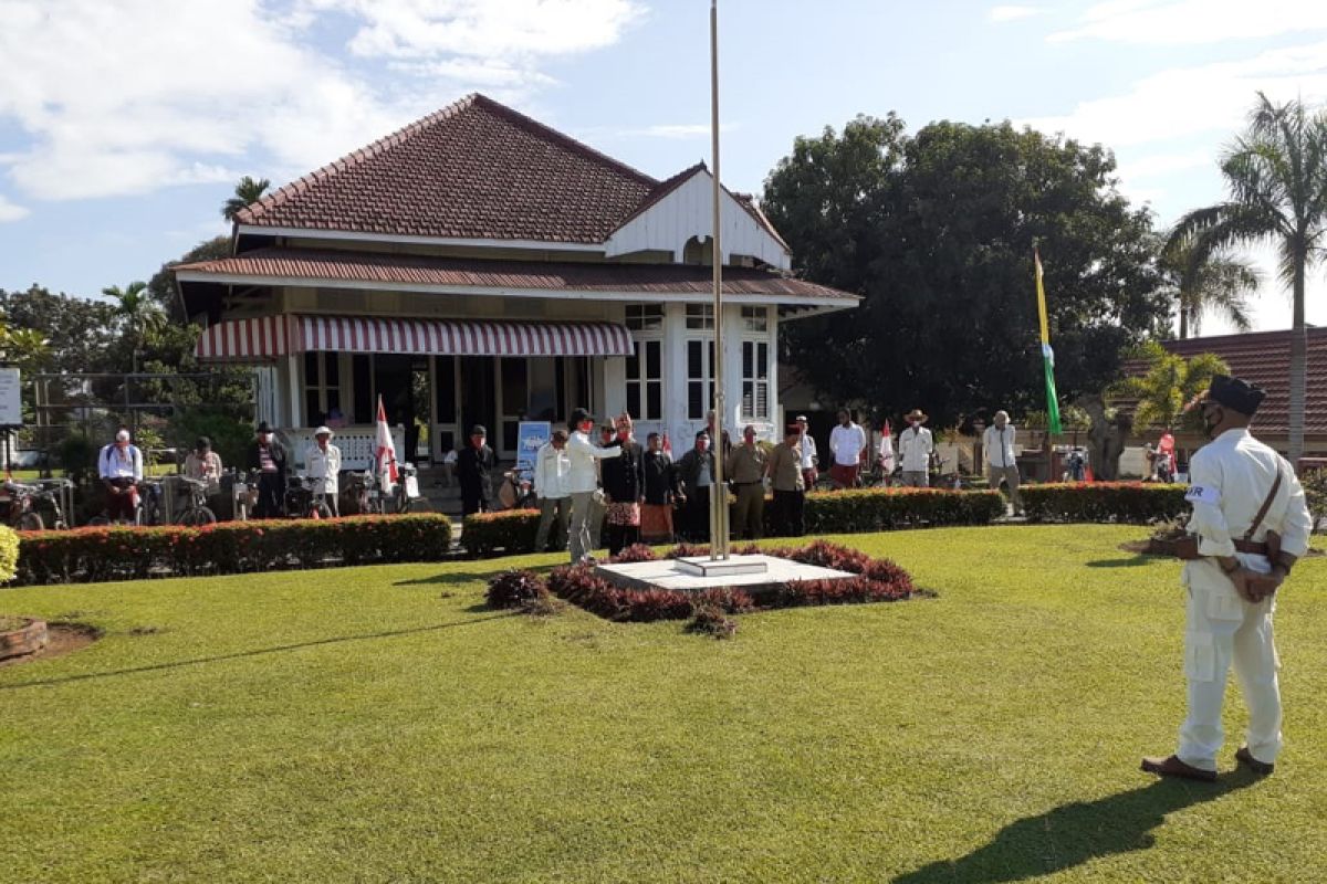 Komunitas onthel gelar upacara kemerdekaan di Rumah Bung Karno