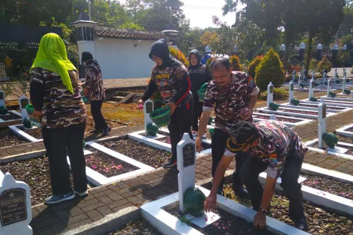 FKPPI Wonosobo tabur bunga di TMP Wirapati