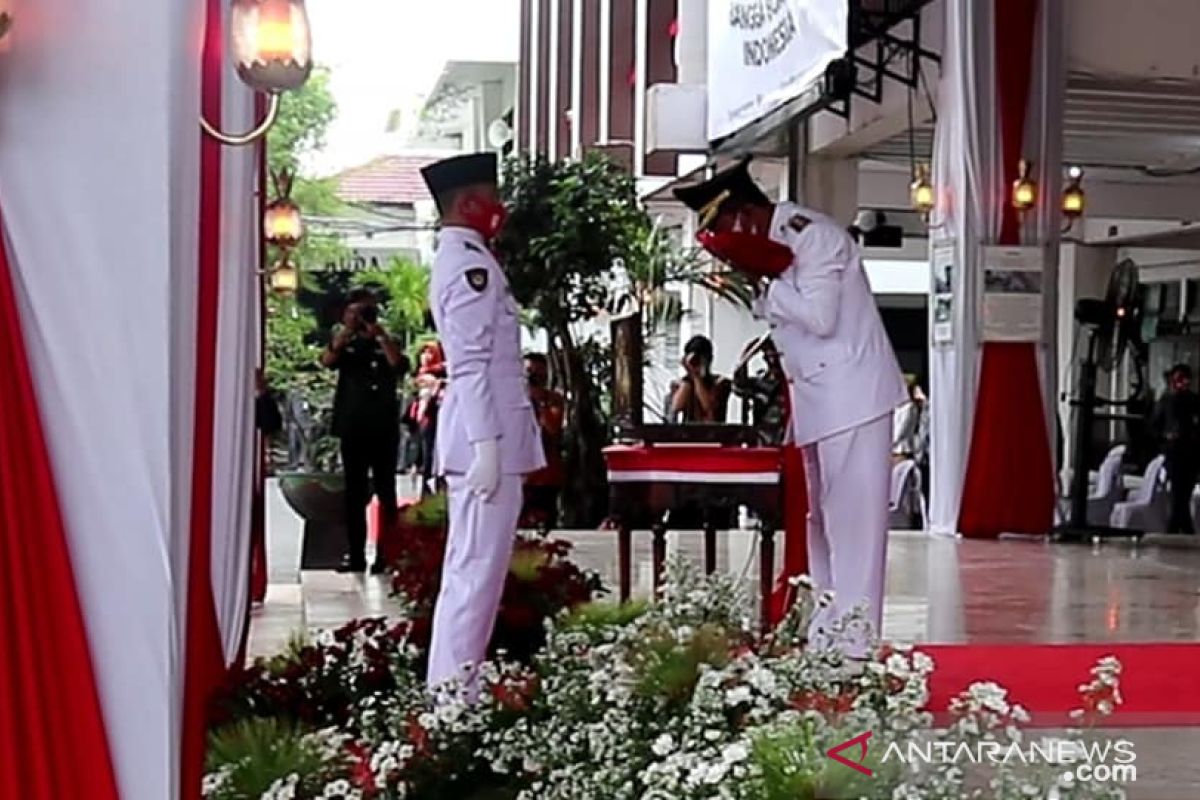 Gelar penurunan sang saka, inspektur upacara cium bendera merah putih