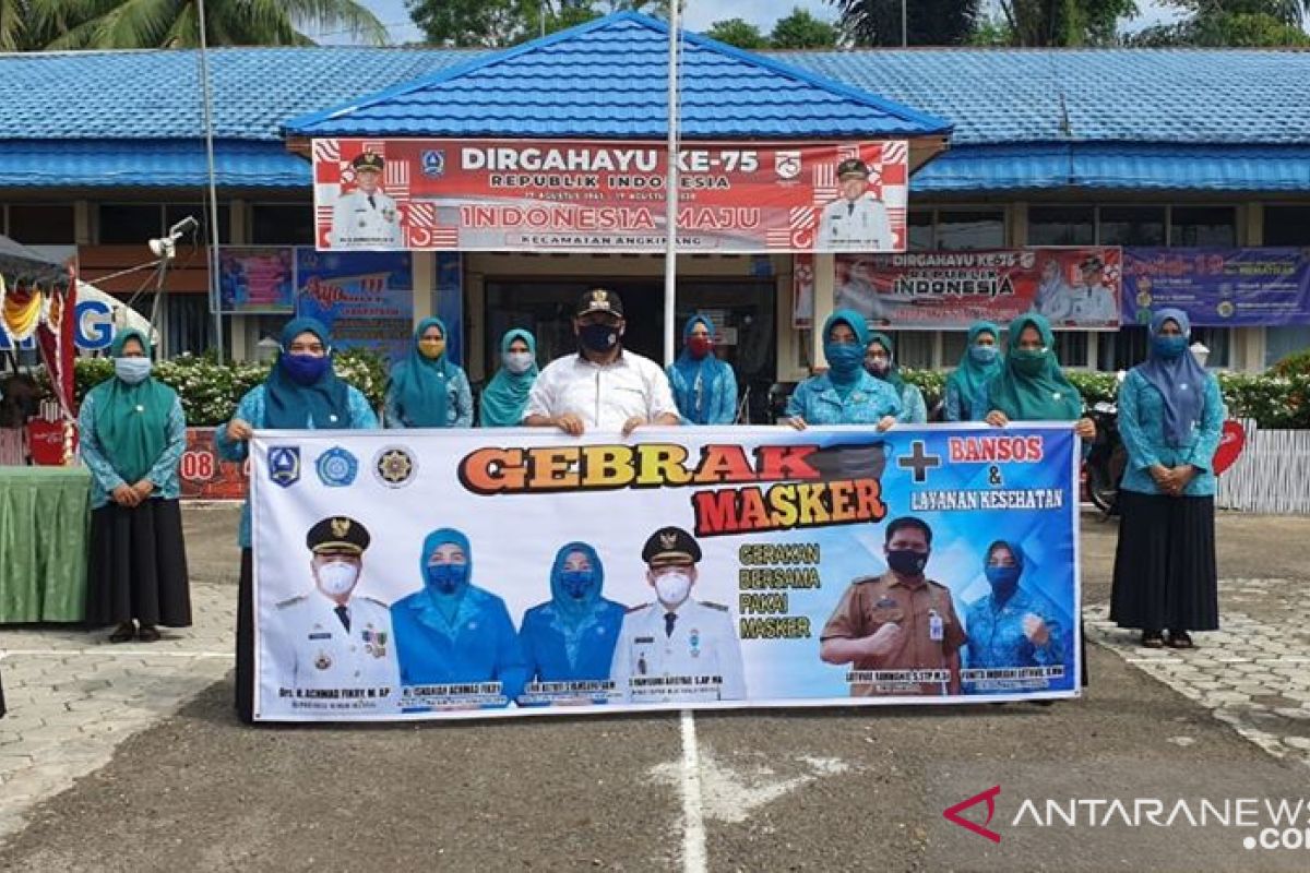 Gebrak Masker 11 Kecamatan di HSS kolaborasi TP-PKK dan IKAPTK