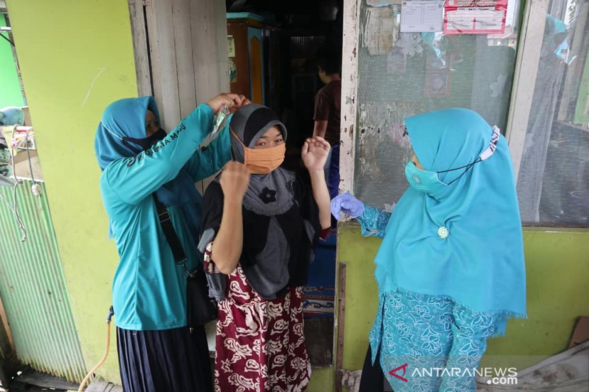 TP-PKK Kota Banjarmasin bagikan puluhan ribu masker