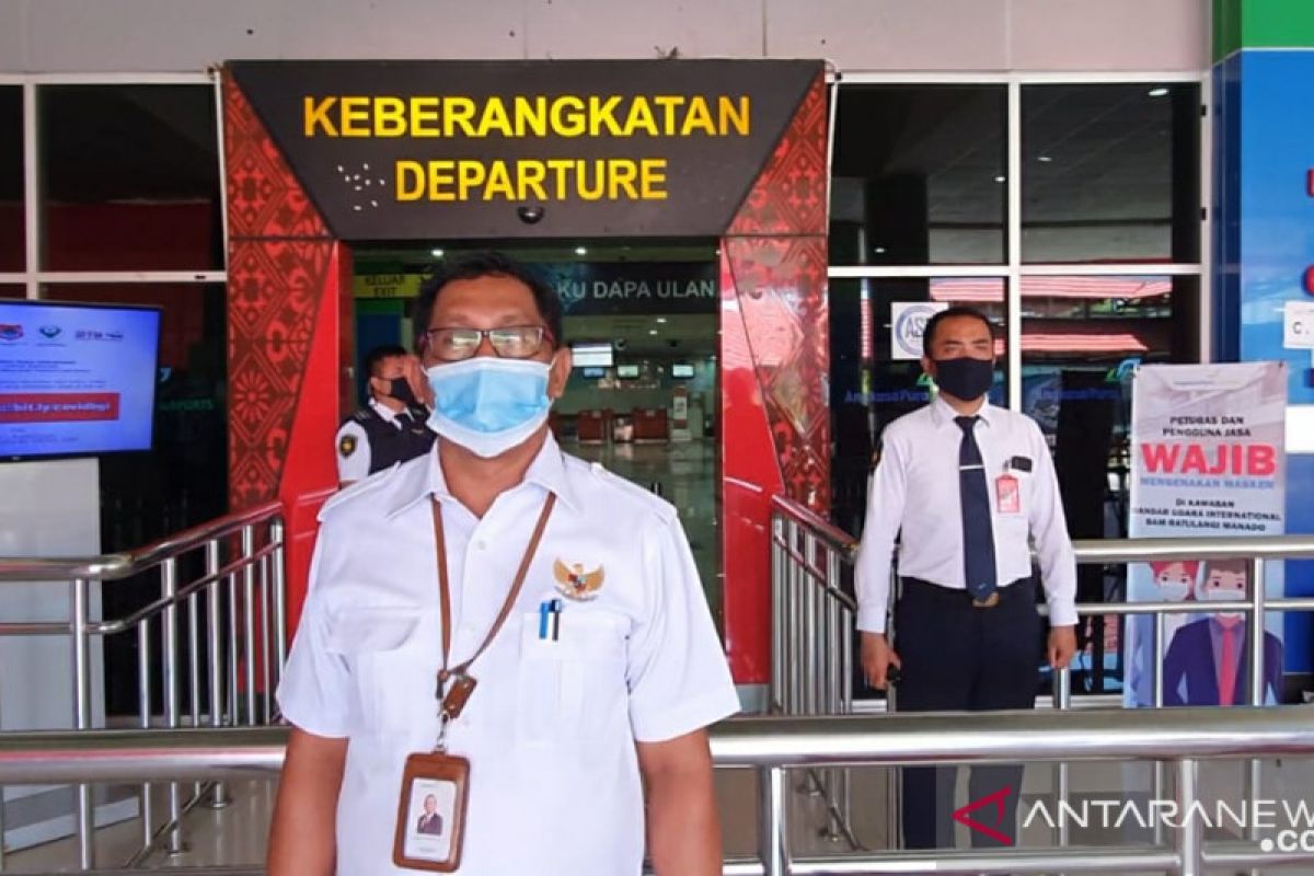 Penumpang Bandara Samrat berdiri tegap saat pengibaran bendera