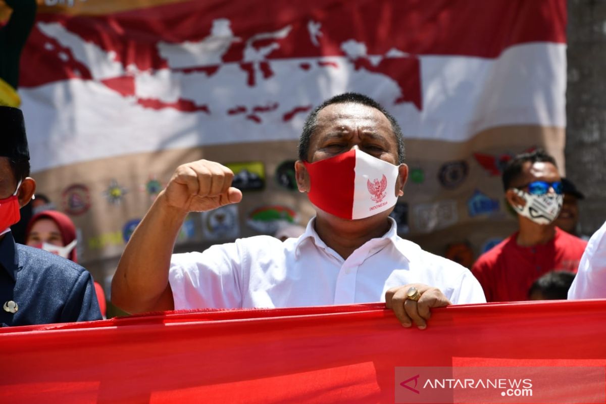 Sekda Gorut ikut bentangkan bendera sepanjang 500 meter di Pulau Diyonumo