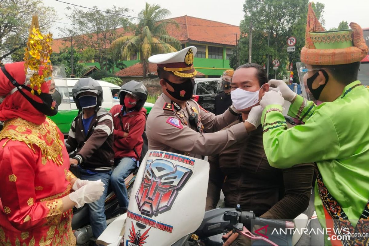 Polrestro Tangerang Kota bagikan masker kepada pengemudi